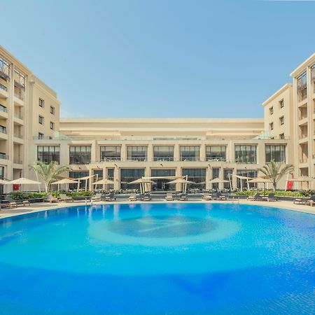 Triumph Luxury Hotel Il Il Cairo Esterno foto The swimming pool at the hotel