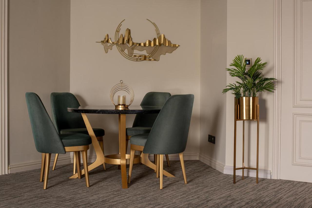 Triumph Luxury Hotel Il Il Cairo Esterno foto A dining room with a plant stand