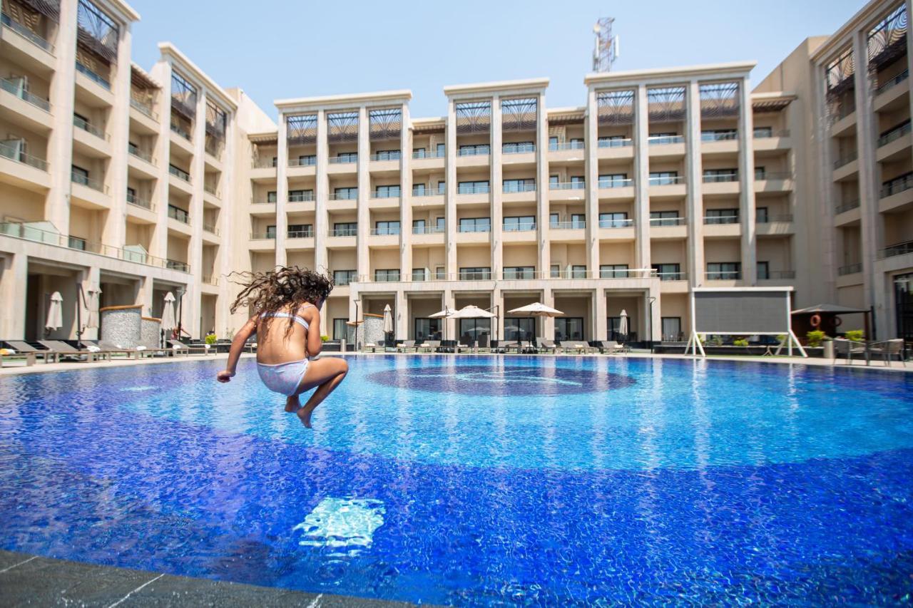 Triumph Luxury Hotel Il Il Cairo Esterno foto The swimming pool at the hotel
