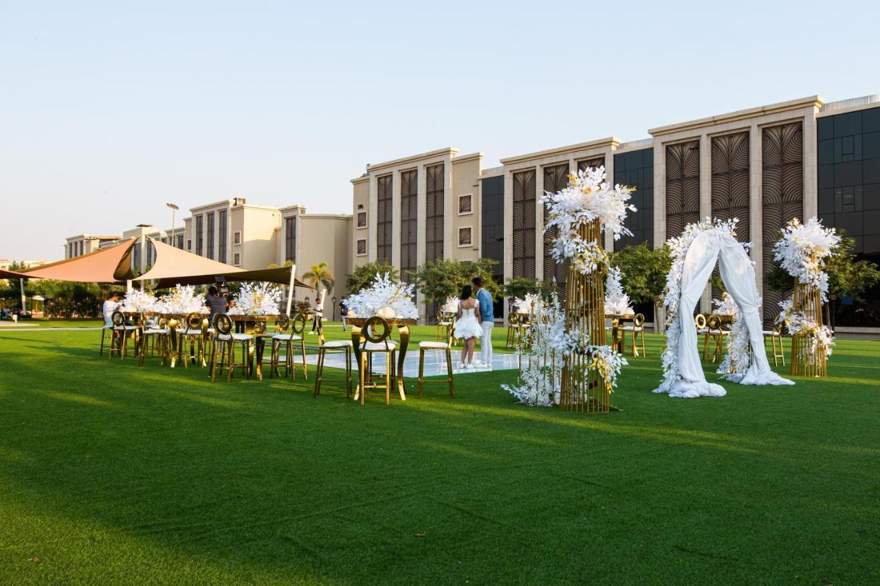 Triumph Luxury Hotel Il Il Cairo Esterno foto The lawns of the Taj Bengal