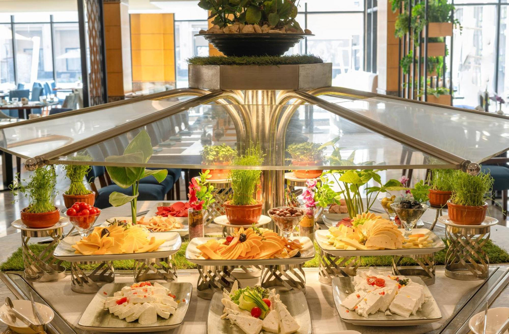 Triumph Luxury Hotel Il Il Cairo Esterno foto A cheese display