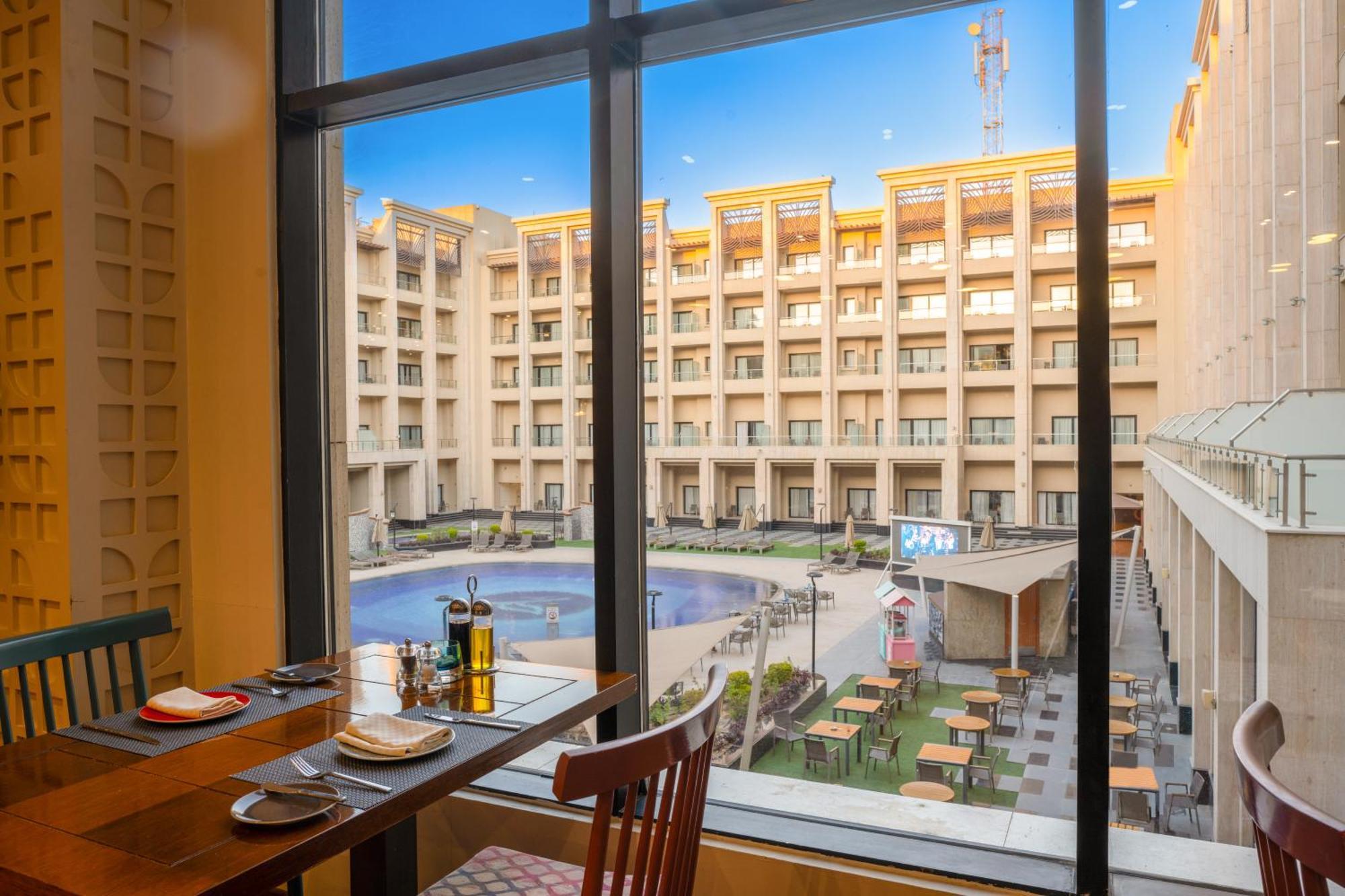 Triumph Luxury Hotel Il Il Cairo Esterno foto The hotel's pool
