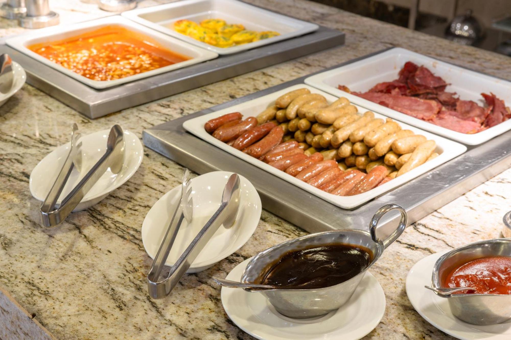 Triumph Luxury Hotel Il Il Cairo Esterno foto A buffet at a hotel