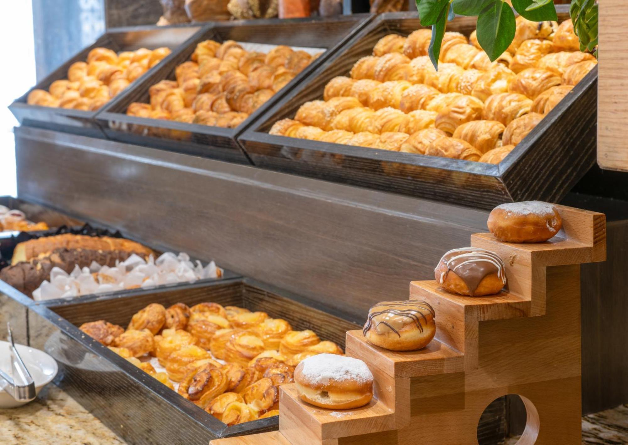 Triumph Luxury Hotel Il Il Cairo Esterno foto Croissants and other pastries at a buffet