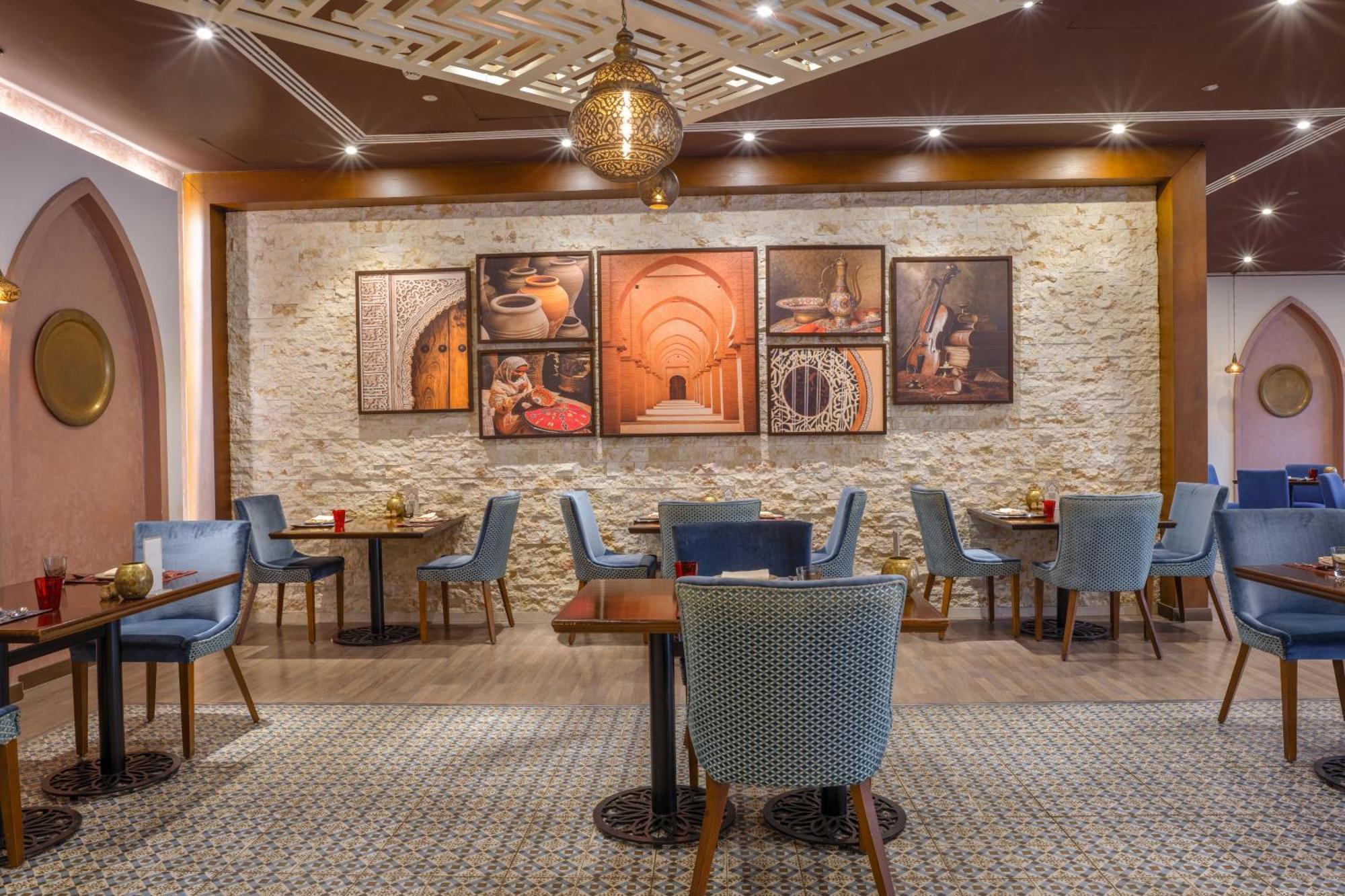 Triumph Luxury Hotel Il Il Cairo Esterno foto The interior of a restaurant in the Emirates