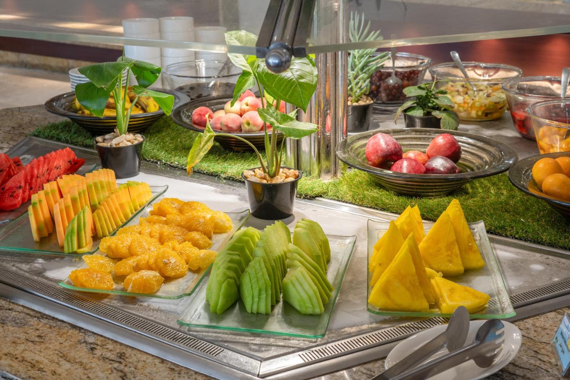 Triumph Luxury Hotel Il Il Cairo Esterno foto A fruit salad bar