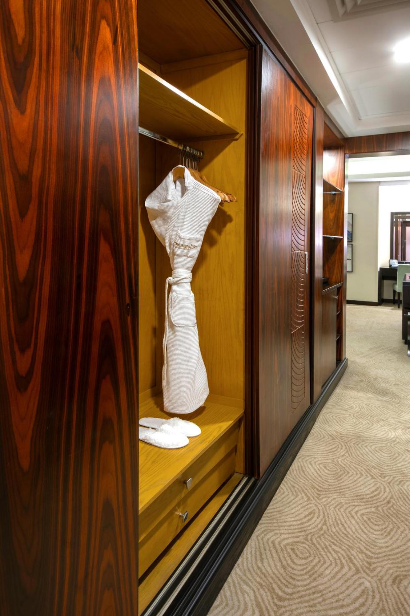 Triumph Luxury Hotel Il Il Cairo Camera foto A bathrobe hanging in a closet