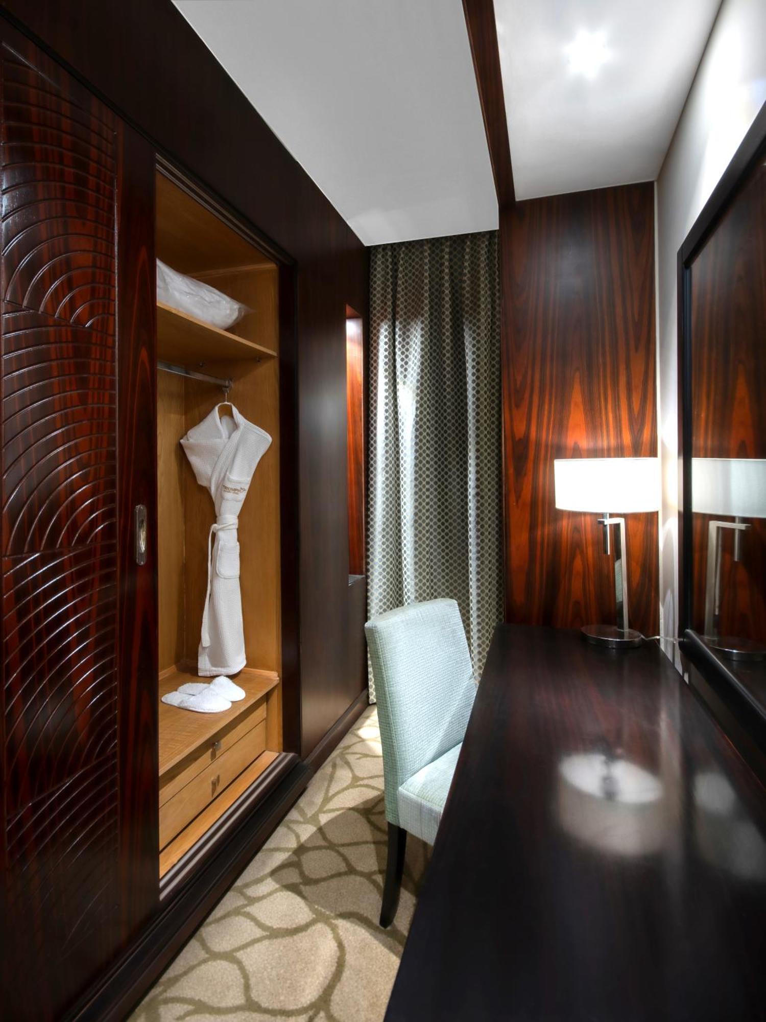 Triumph Luxury Hotel Il Il Cairo Camera foto A dressing room