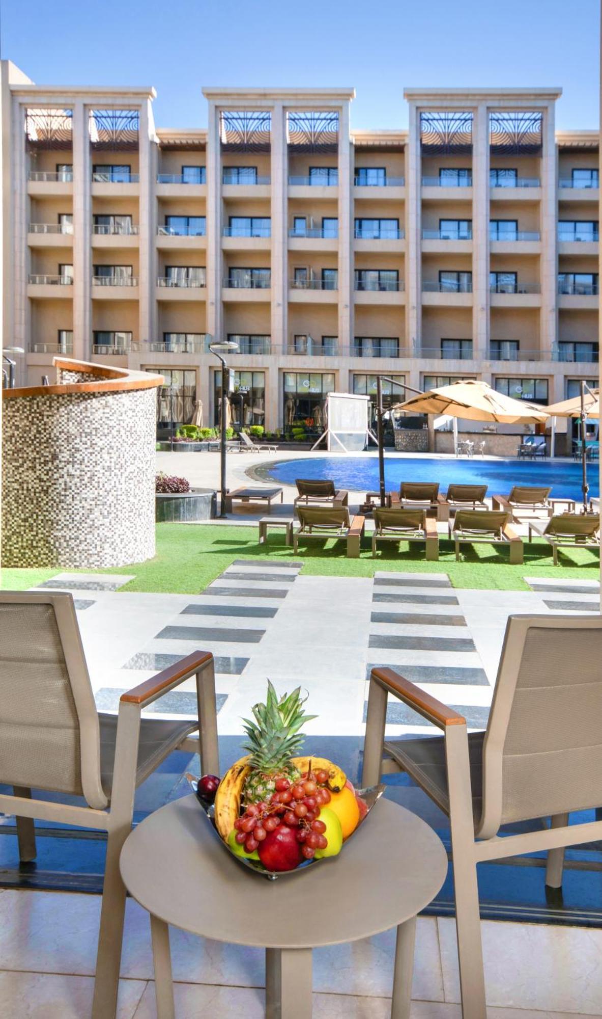 Triumph Luxury Hotel Il Il Cairo Esterno foto The pool at the hotel