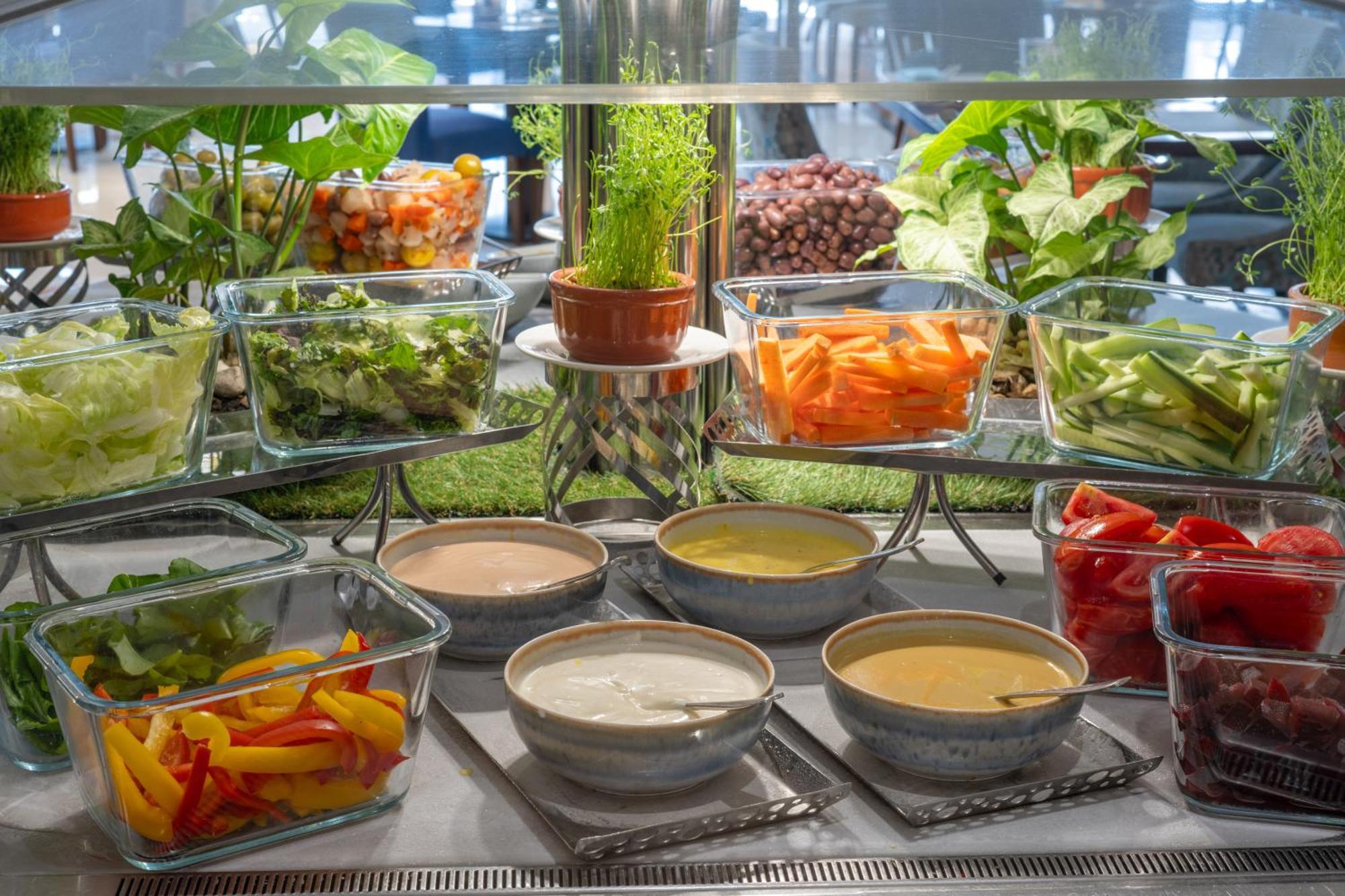 Triumph Luxury Hotel Il Il Cairo Esterno foto A salad bar