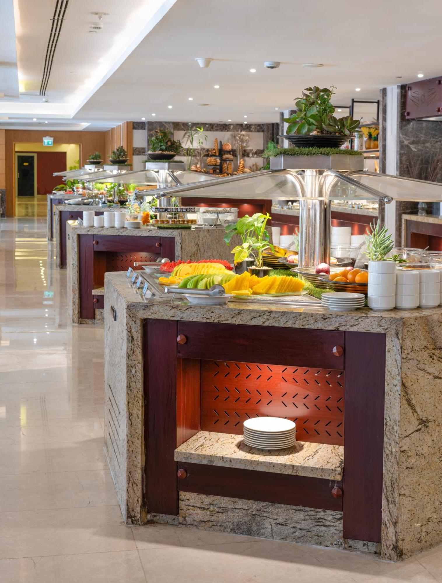 Triumph Luxury Hotel Il Il Cairo Esterno foto A salad bar